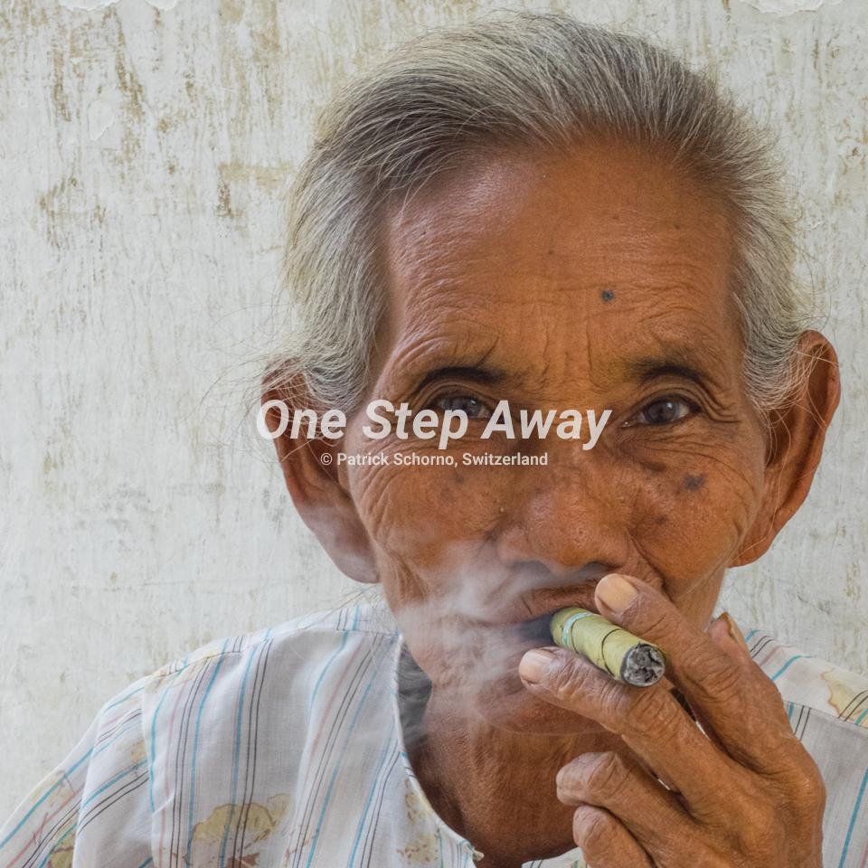 Myanmar - Mandalay / Market smoking man, Markt mit rauchendem Mann