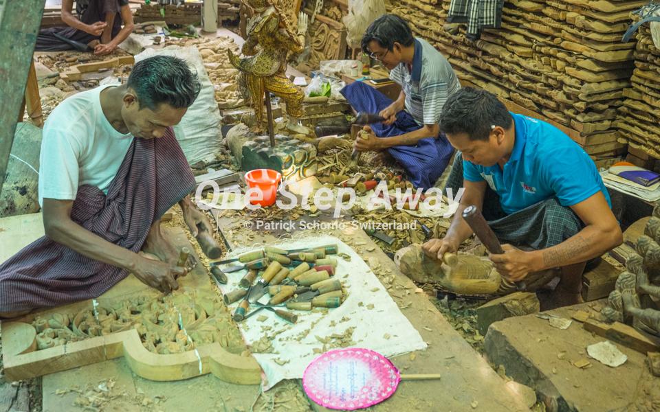 Myanmar - Mandalay / Wood carving factory men at work, Holzschnitzerei Männer an der Arbeit
