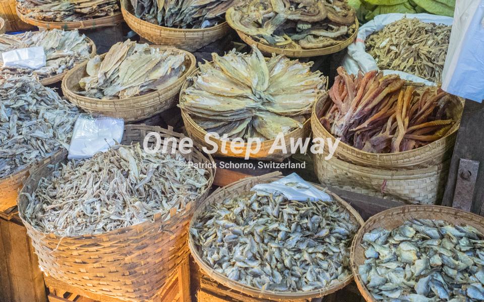 Myanmar - Bagan / Market Ngoung U with dry fish baskets, mit getrockneten Fischen in Körben