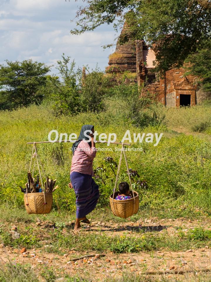Myanmar - Bagan / Pagoda traditional woman carrying wood and boy, Pagode traditionelle Frau Holz und Junge tragend
