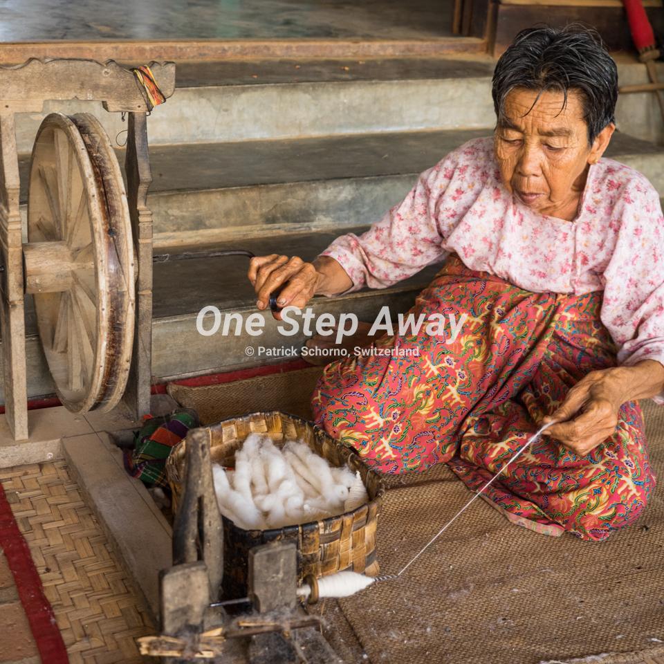 Myanmar - Minnathu Village / weaving woman, webende Frau