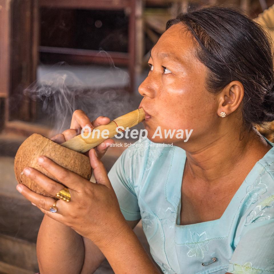 Myanmar - Minnathu Village / smoking woman, rauchende Frau