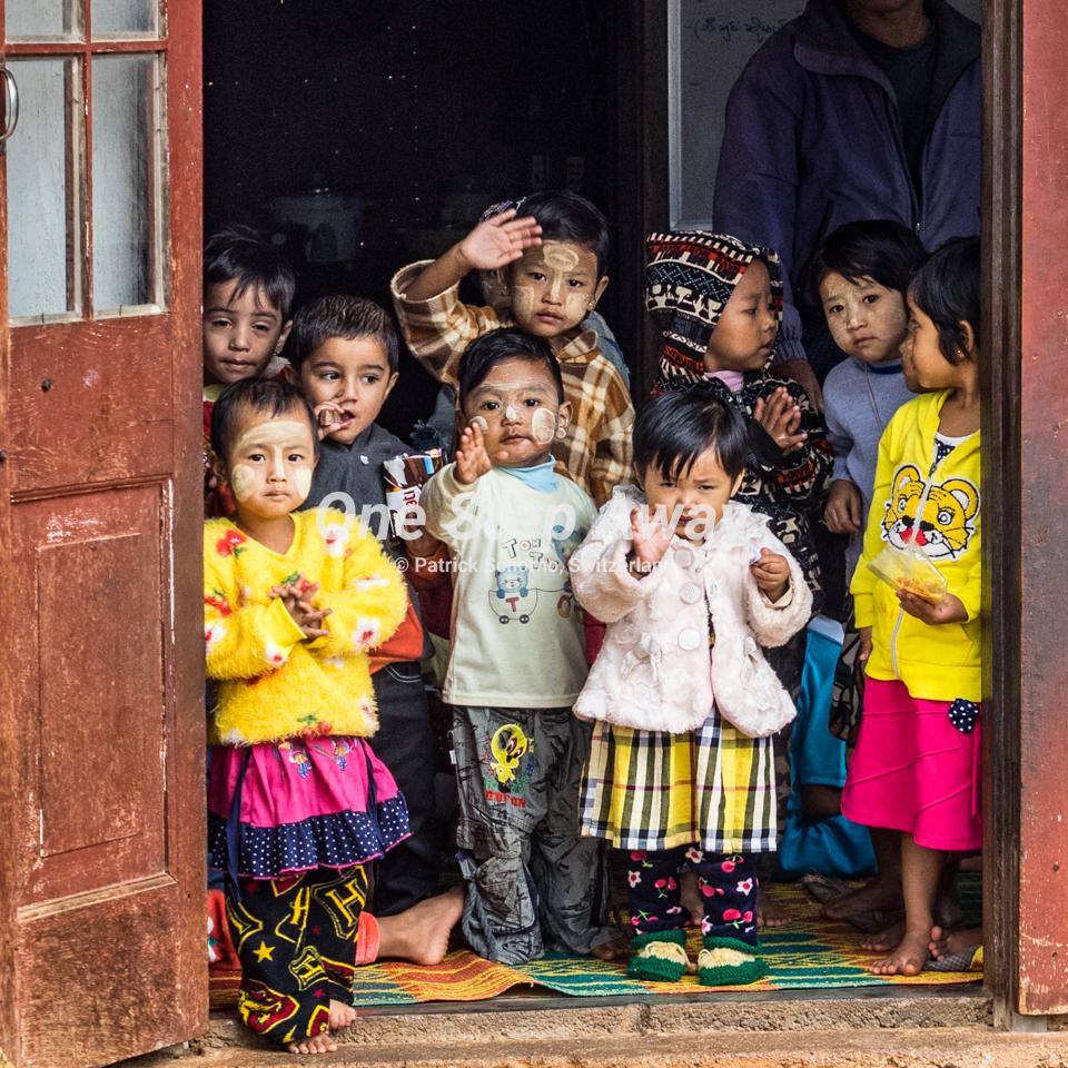 Myanmar - Kalaw / Hike with children in house door, Wanderung mit Kindern im Haustoor