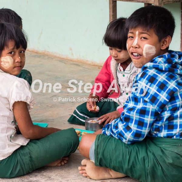 Myanmar - Kalaw / Hike with playing children, Wanderung mit spielender Kindern