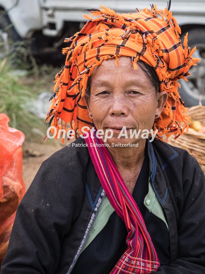 Myanmar - Kalaw / Local morning market with traditional woman, lokaler Markt mit traditioneller Frau