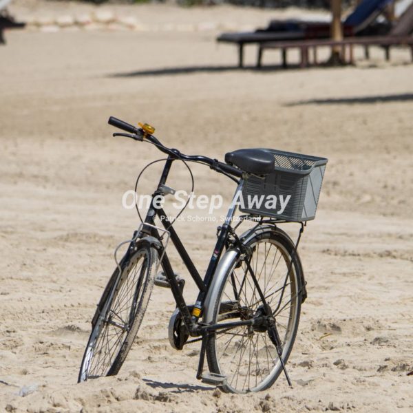 Myanmar - Ngwesaung Beach / Fahrrad auf Sand, Strand