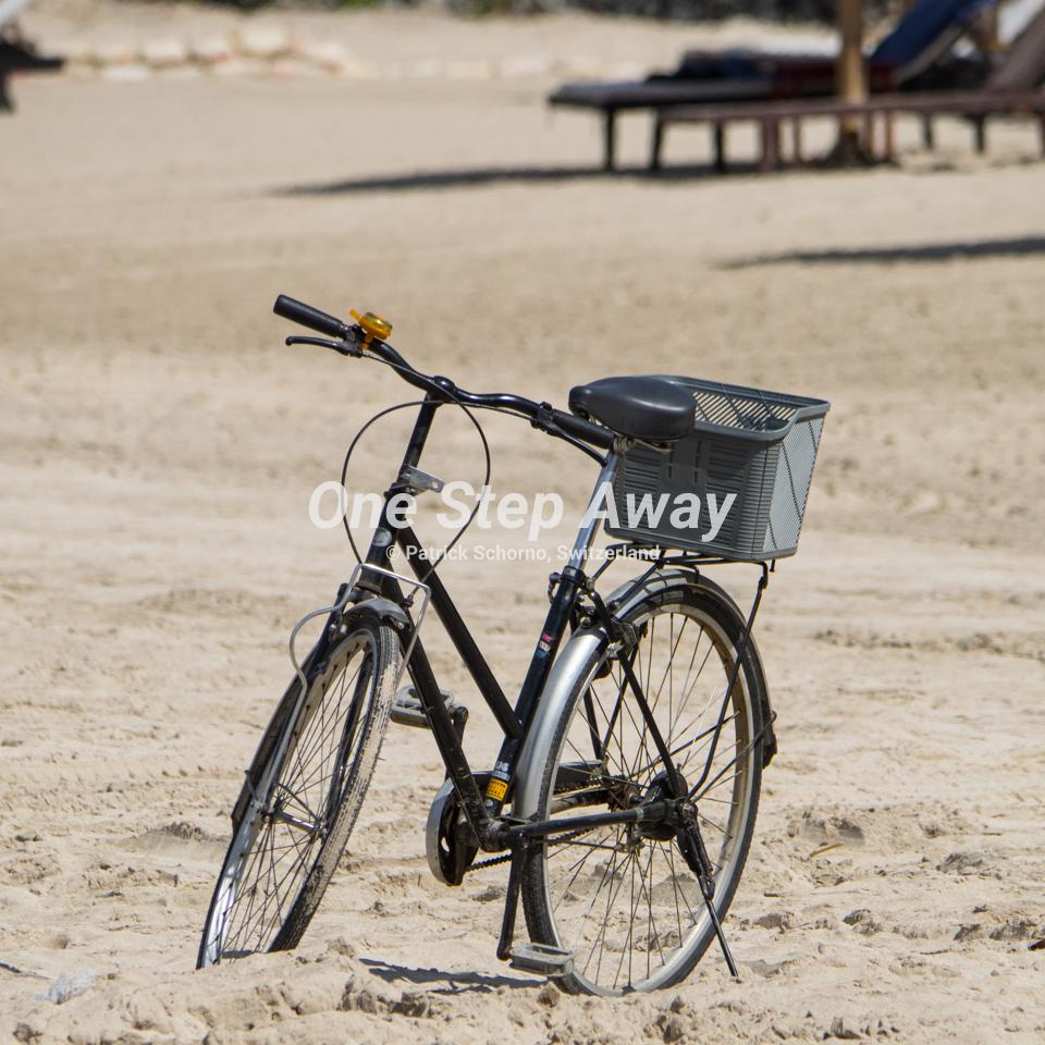 Myanmar - Ngwesaung Beach / Fahrrad auf Sand, Strand