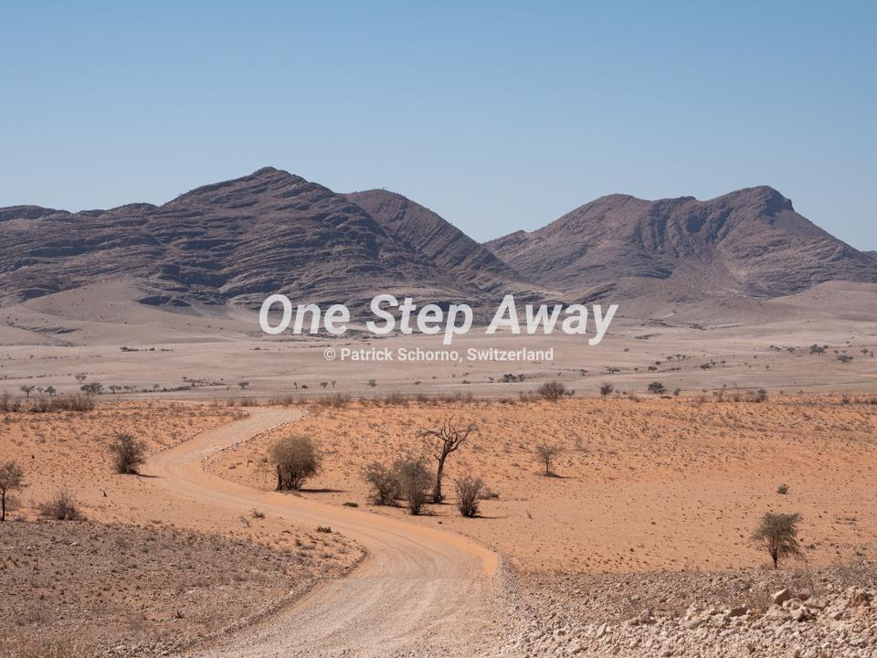 Namibia - Swakopmund / Gravel road rock mountains red sand, Piste Felse Berge roter Sand