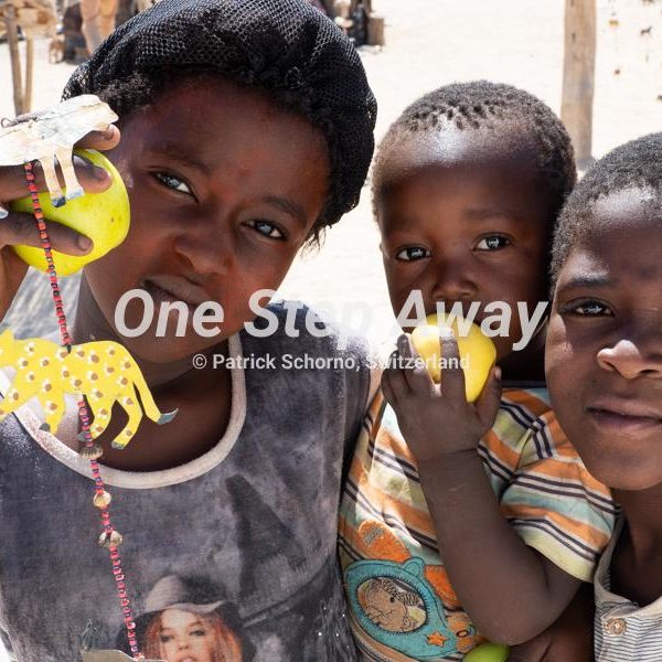 Namibia - Grootspitzkop / Kids souvenir stall, Kinder Verkaufsstände