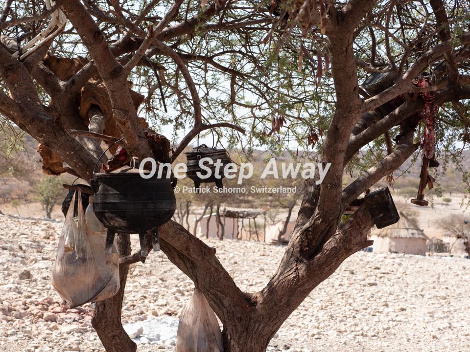 Namibia - Camp Aussicht / Visit Himba village tree with kitchen tools, Besuch Himba Dorf Baum mit Küchenutensilien