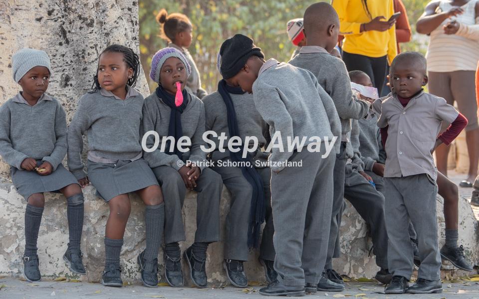 Namibia - Etosha NP / little school kids, kleine Schulkinder