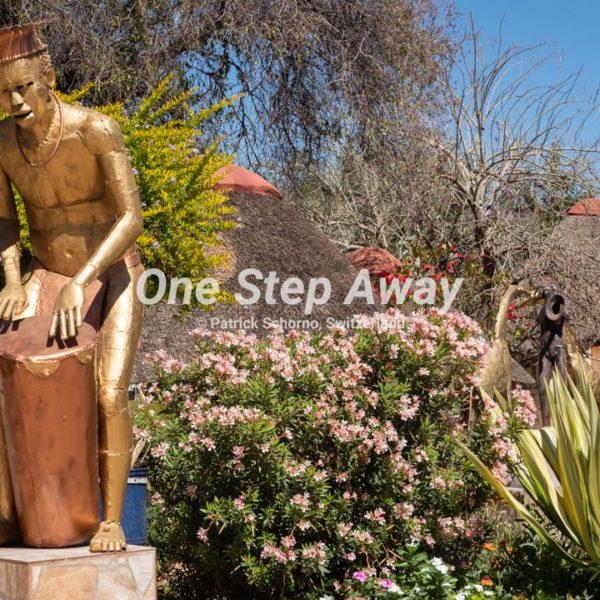 Namibia - Tsumeb / Art Performance Center metal art drum man, Metallkunst Trummel Mann