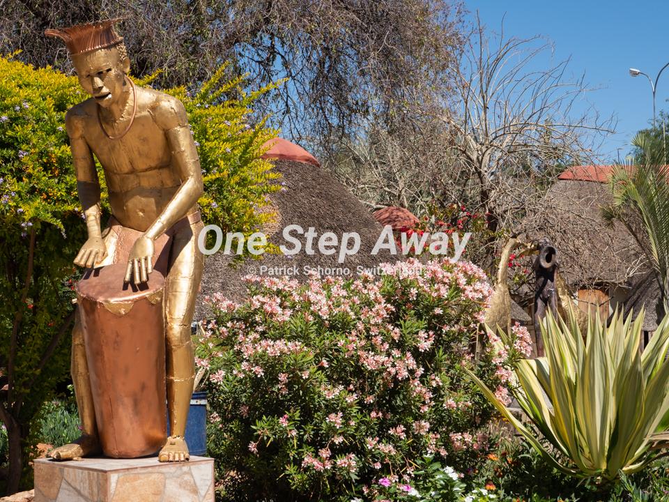Namibia - Tsumeb / Art Performance Center metal art drum man, Metallkunst Trummel Mann