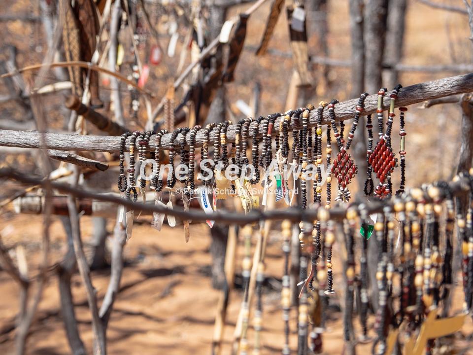 Namibia - Tsumkwe / Bushmen village SAN souvenir stall, Busch Dorf der SAN Souvenir Stand