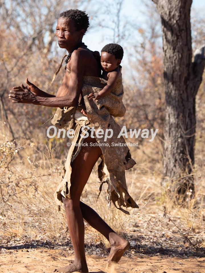 Namibia - Tsumkwe / Bushmen village SAN traditional grandma with baby, Busch Dorf der SAN traditionelle Grossmutter mit Baby