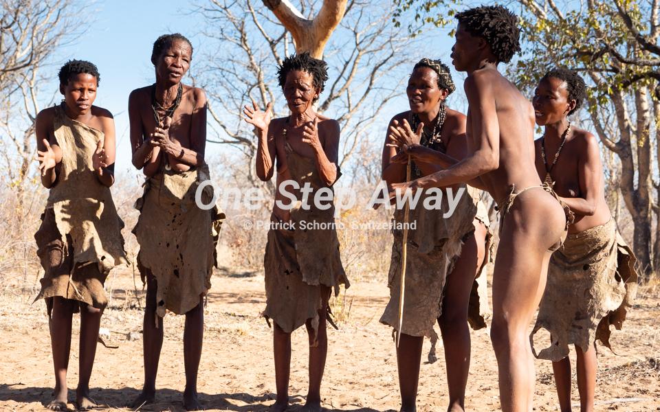 Namibia - Tsumkwe / Bushmen village SAN traditional healing dance with medicine man, Busch Dorf der SAN traditioneller Heilungstanz des Medizinmannes