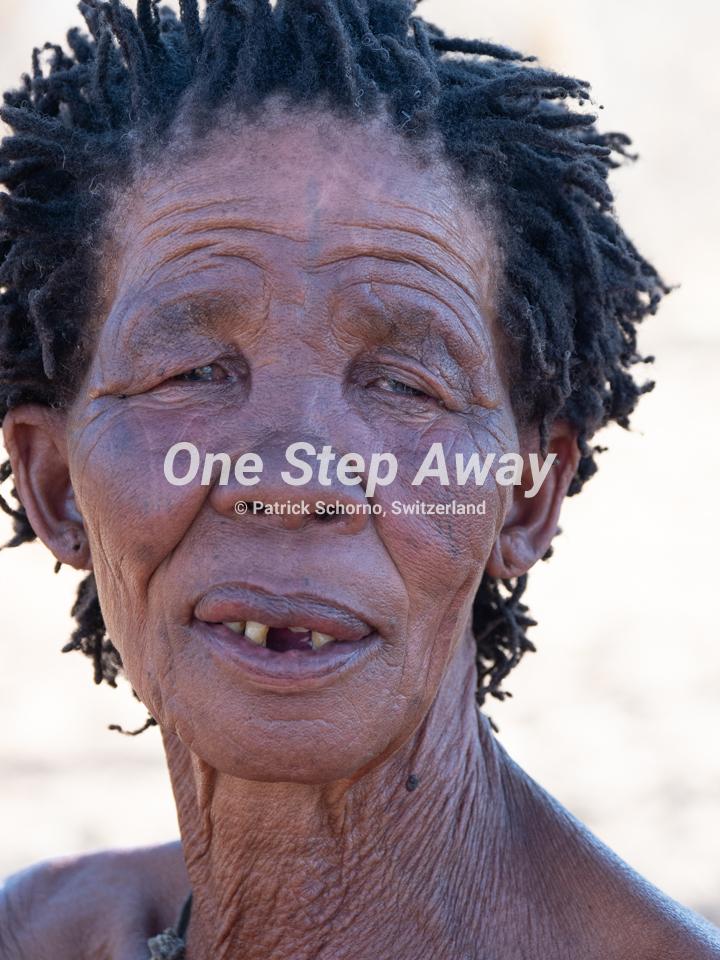 Namibia - Tsumkwe / Bushmen village SAN traditional grandma, Busch Dorf der SAN traditionelle Grossmutter