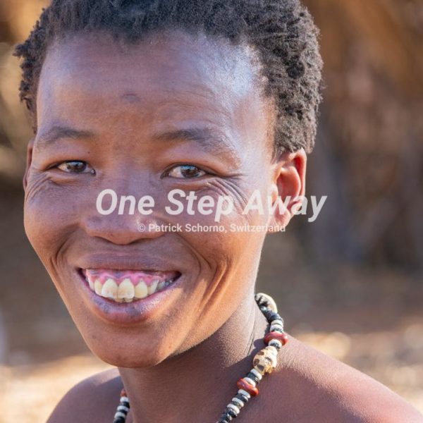 Namibia - Tsumkwe / Bushmen village SAN traditional daughter, Busch Dorf der SAN traditionelle Tochter