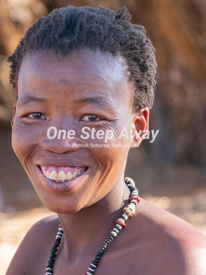 Namibia - Tsumkwe / Bushmen village SAN traditional daughter, Busch Dorf der SAN traditionelle Tochter