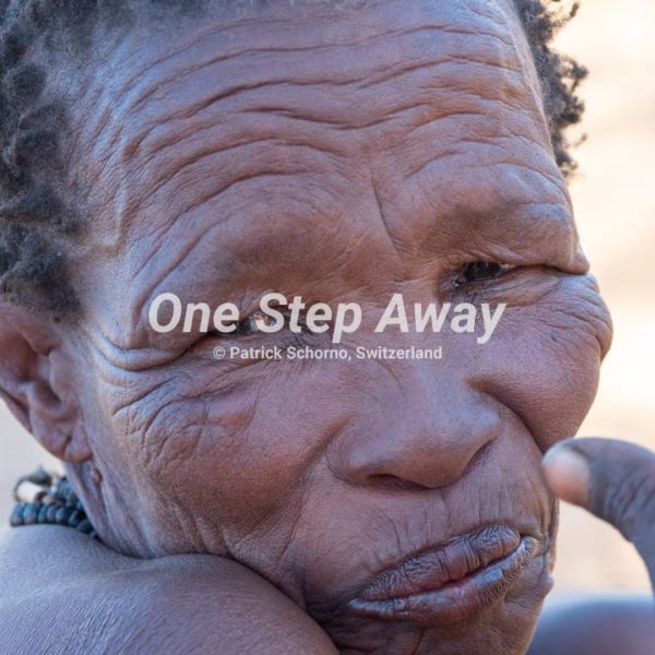 Namibia - Tsumkwe / Bushmen village SAN traditional grandma, Busch Dorf der SAN traditionelle Grossmutter