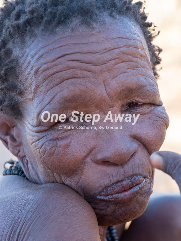 Namibia - Tsumkwe / Bushmen village SAN traditional grandma, Busch Dorf der SAN traditionelle Grossmutter