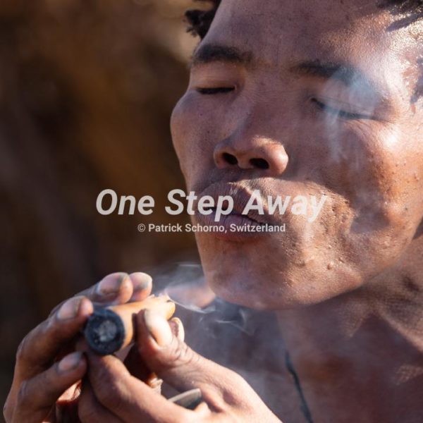 Namibia - Tsumkwe / Bushmen village SAN traditional medicine man smoking, Busch Dorf der SAN traditioneller Medizinmann am Rauchen