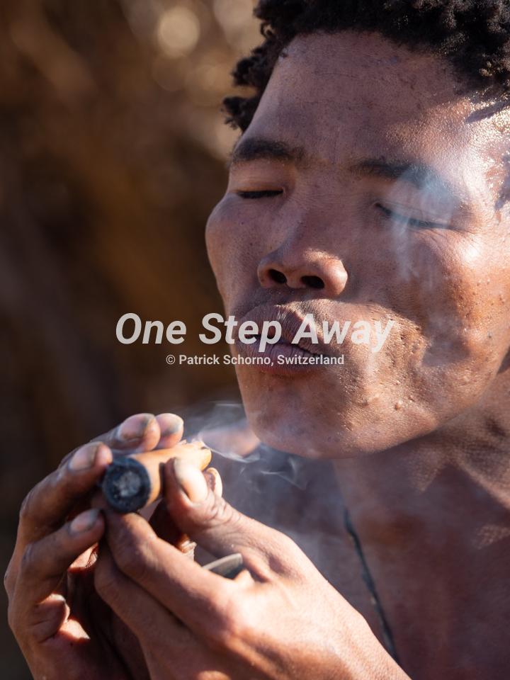 Namibia - Tsumkwe / Bushmen village SAN traditional medicine man smoking, Busch Dorf der SAN traditioneller Medizinmann am Rauchen