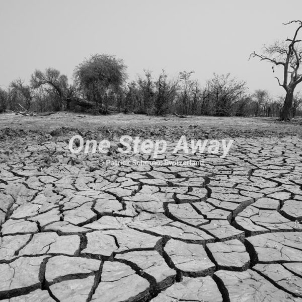 Botswana - Nata / Eselbe Backpacker Camp dry water whole on old Hunter Road, ausgetrocknetes Wasserloch auf Old Hunter Road