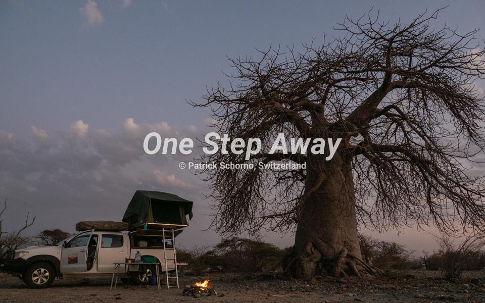 Botswana - Kubu island / dawn with fire and camper van, Dämmerung mit Feuer und Camper Van