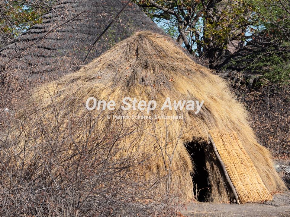 Botswana - Maun / Traditional hut at Maun Audi Camp, traditionelle Hütte im Maun Audi Camp