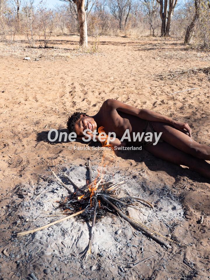Namibia - Tsumkwe / Bushmen village SAN traditional medicine man, Busch Dorf der SAN traditioneller Medizinmann
